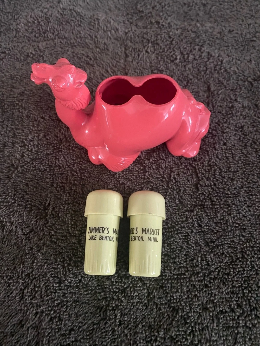 Vintage/Retro Zimmer’s Market Lake Benton Minn. Camel Salt & Pepper Shakers Set